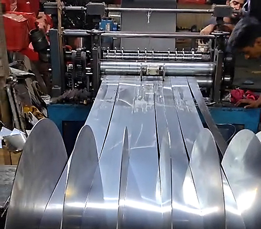Slit stainless steel strip rewinding on the recoiler arbor